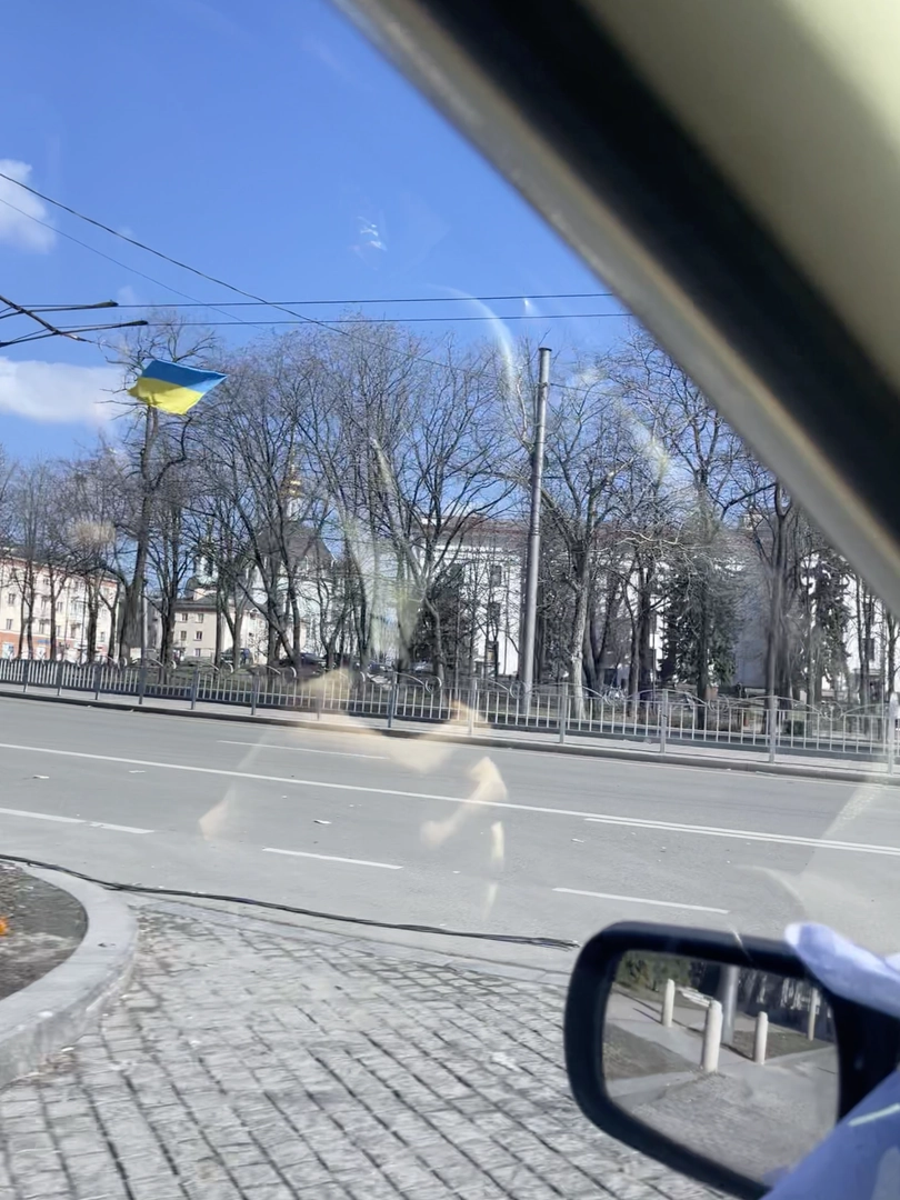 The exit to Teatralna Square from Universytetska Street. The video was shot at 9:30 a.m., half an hour before the air strike on 03/16/2022. ©