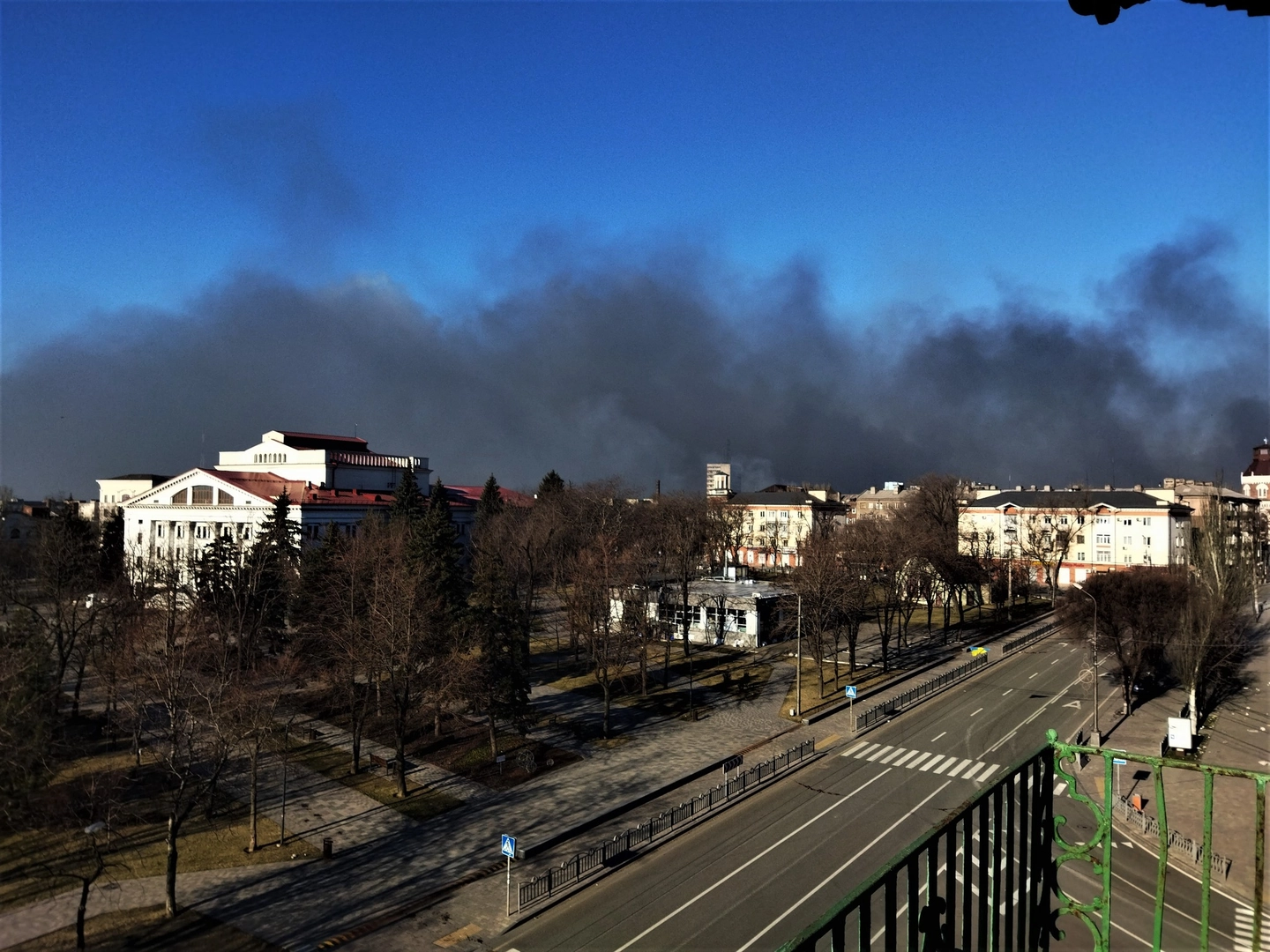 The theater and adjacent buildings on the morning of 16.03.2022, before the attack. ©Oksana Stomina