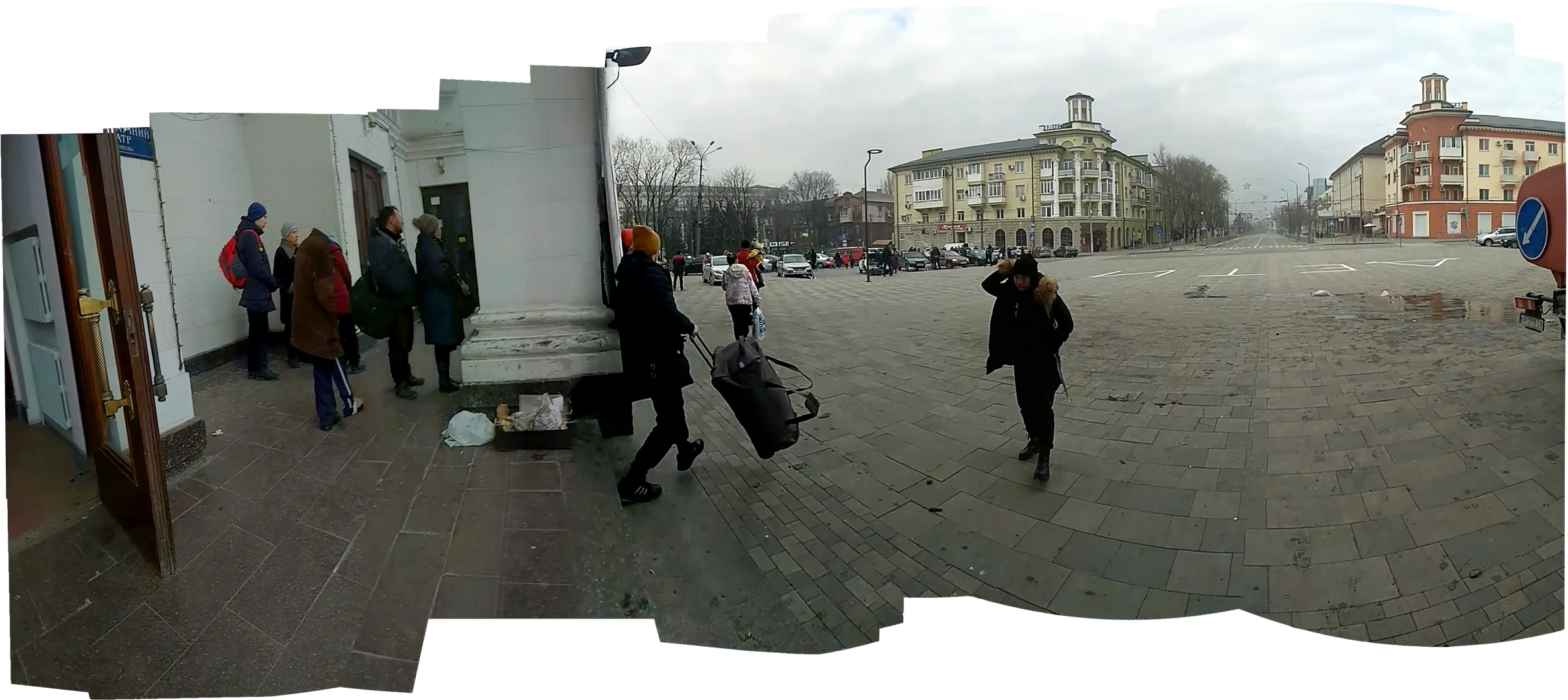 Панорама з відео, на якому видно, як люди евакуйовуються з театру вранці 15.03.2022. 