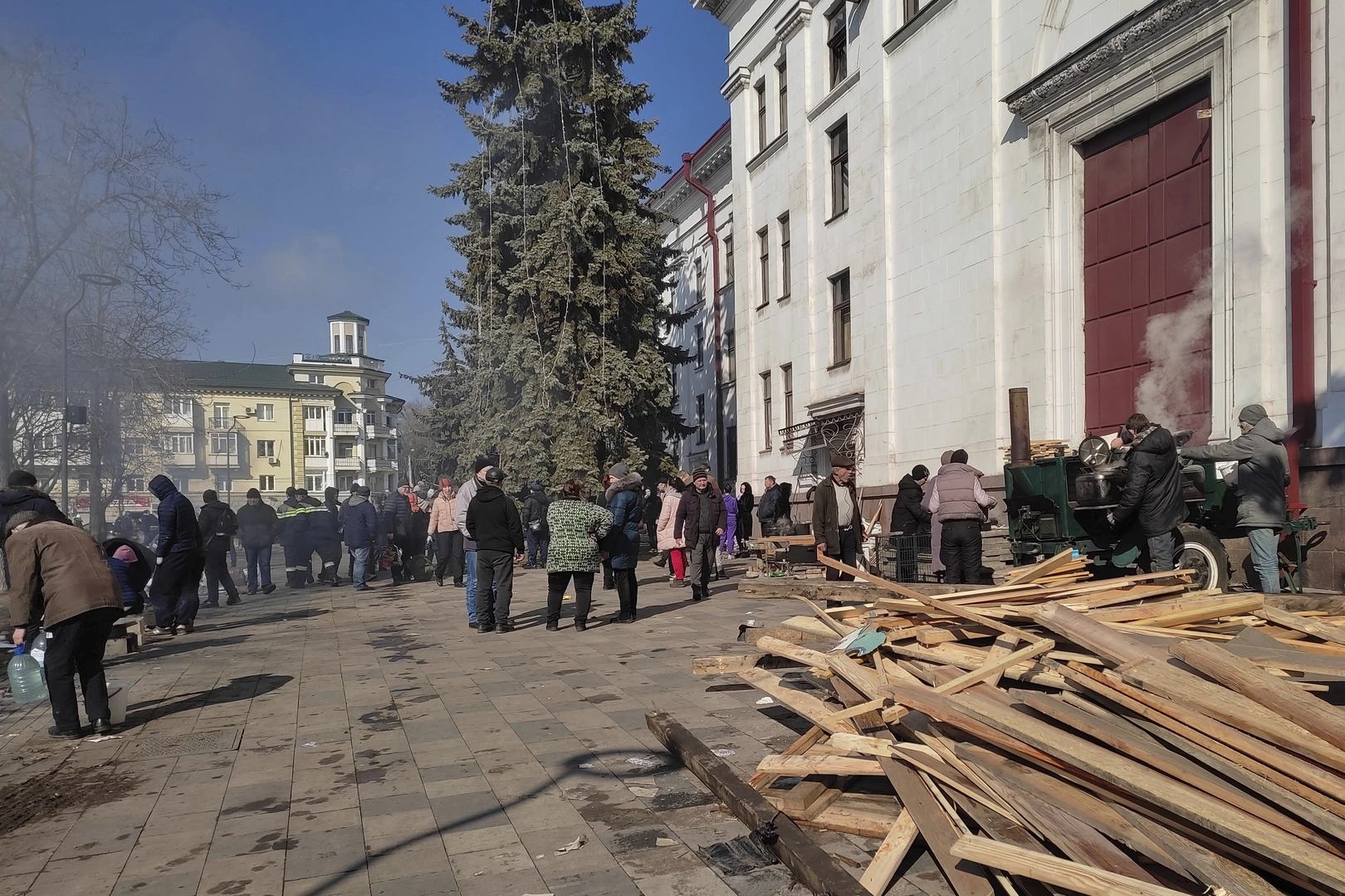 The field kitchen after the police brought the necessary equipment. ©Lev Sandalov