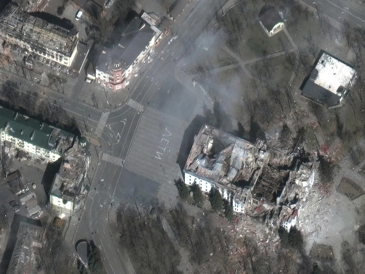 The image of 19.03.2022 shows a significant roof collapse throughout the building. The rear eastern façade has been severely damaged in the collapse since 16.03.2022. ©Maxar Technologies