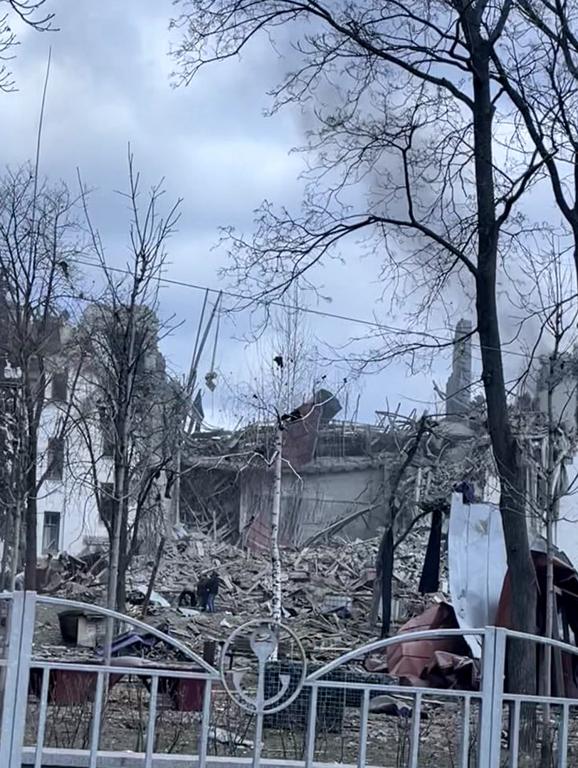 Руйнування будівлі Драмтеатру зі сторони польової кухні. Кадр із відео, знятого 