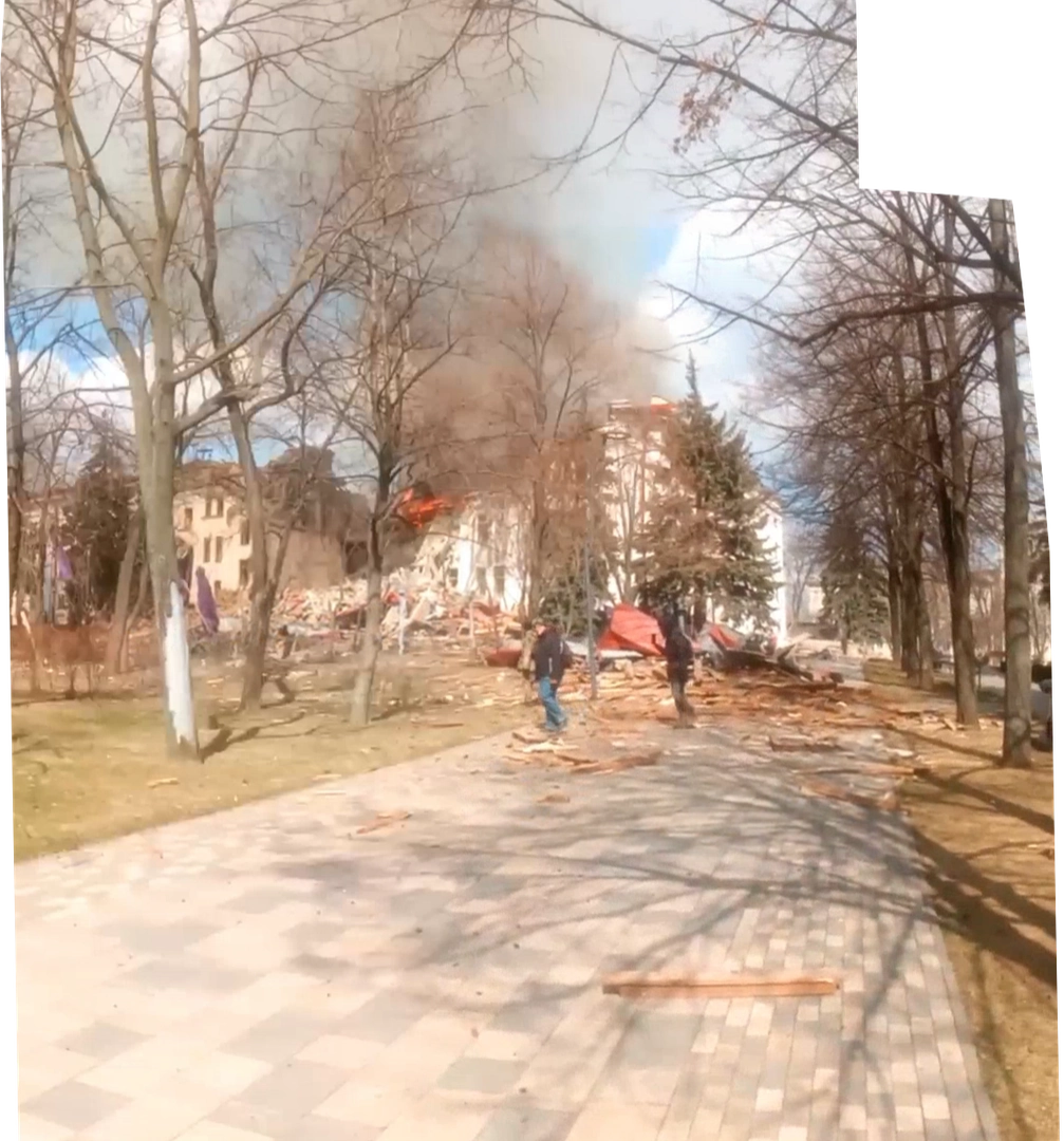 Пожежа в зоні сцени Драмтеатру. Панорама, створена на основі відео з телеграм-каналу Mariupol NOW. ©Центр Просторових Технологій