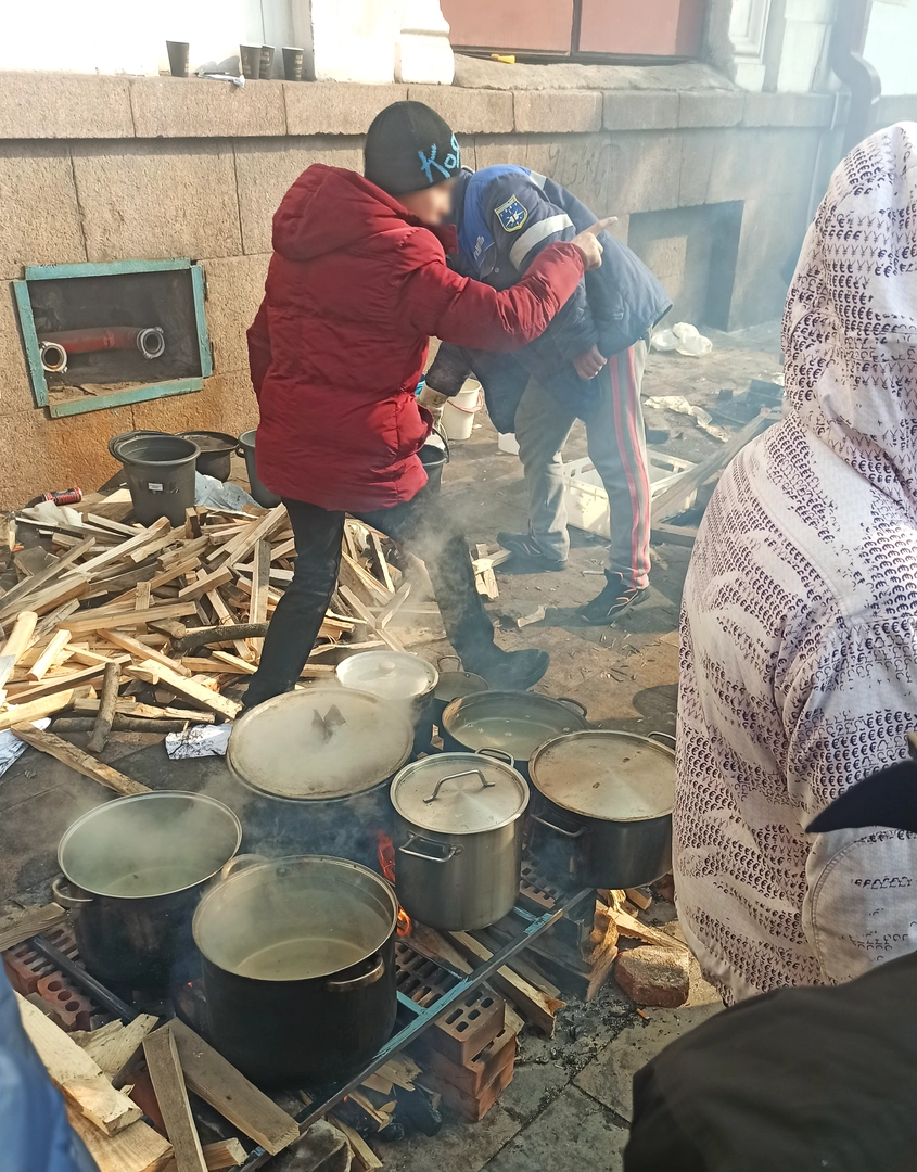 The process of cooking by theater volunteers. ©Olha Korniichuk