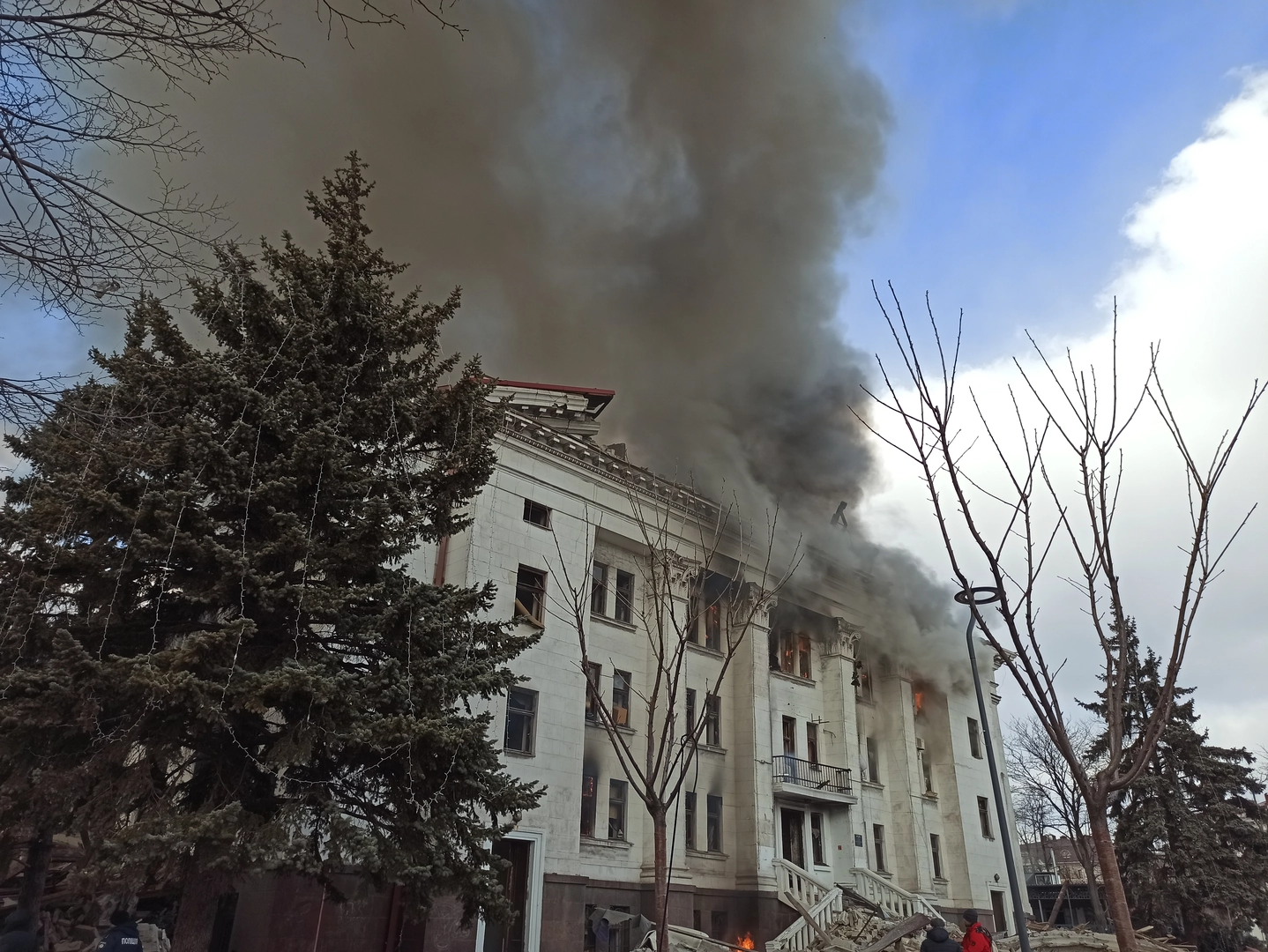 The photo documents the spread of the fire in the Drama Theater building to its rear facade. Photo time: 11:16. ©