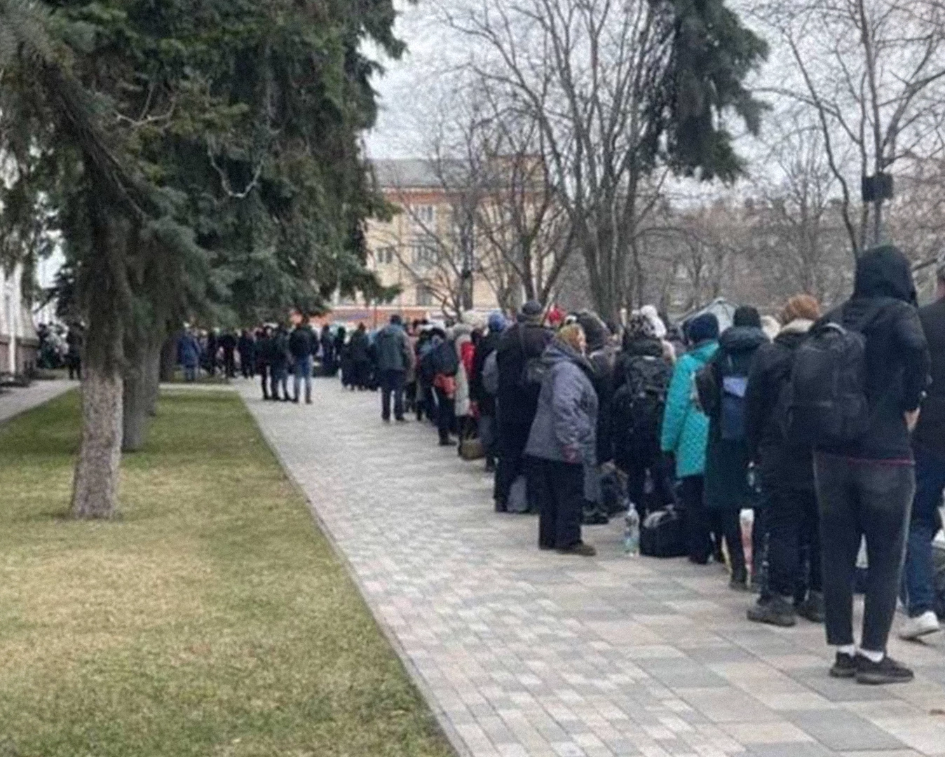 Thousands of residents of Mariupol gathered near the Drama Theater on 05.03.2022. ©Anonymous witness