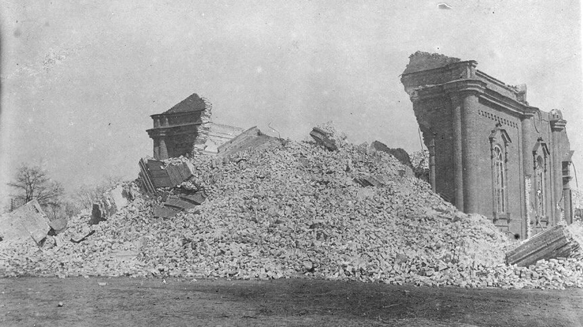 The ruins of the Church of Mary Magdalene, blown up by the Soviet regime. 1934. Digital restoration of the photo. ©Center for Spatial Technologies