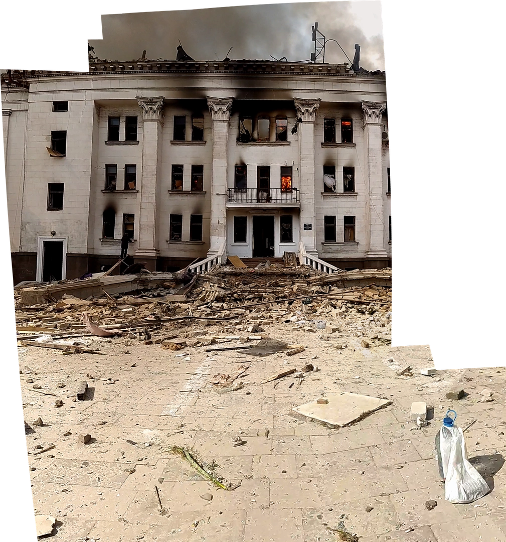 Вигляд заднього фасаду Драмтеатру 16.03.2022 об 11:21. Панораму створено на основі відео, знятого 