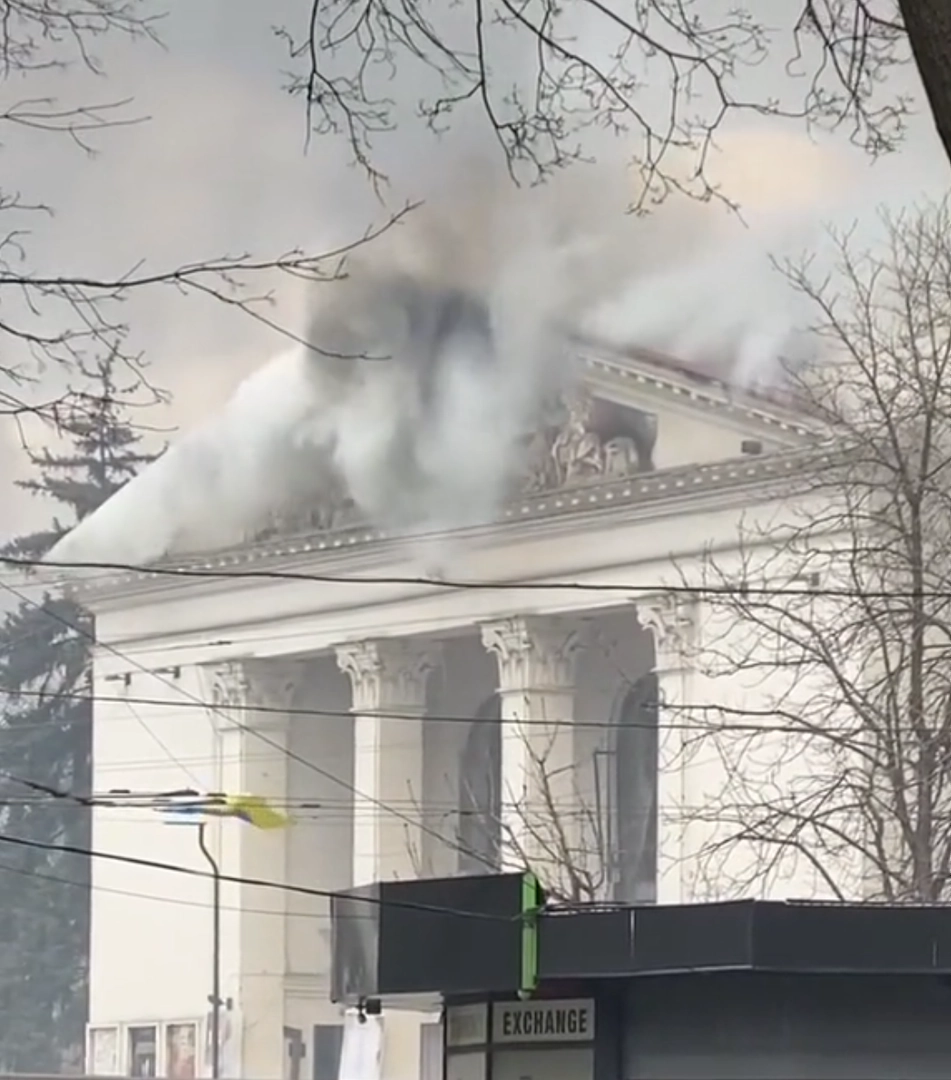 Кадр із відео з TikTok @bairaktar_rvkin, на якому зафіксовано пожежу, що перекинулася на передній фасад театру. ©Центр Просторових Технологій