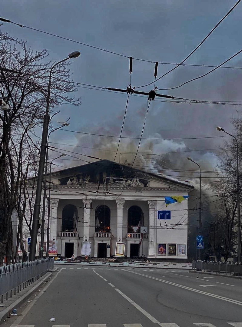 Burnt frontal part of the theater with massive smoke plume coming out form the roof. ©Anonymous witness