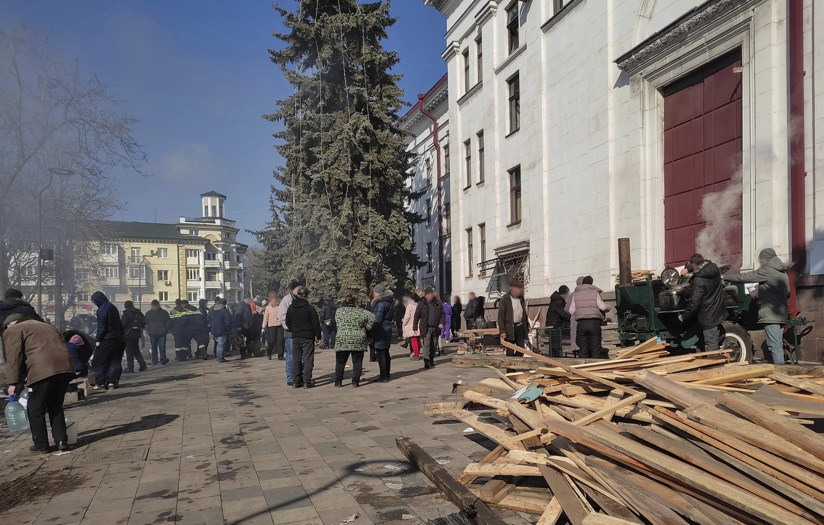 Different groups of volunteers, around the field kitchen space. March 9, 2022. ©Lev Sandalov