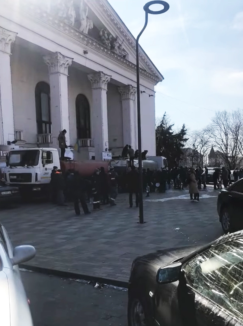 People queuing for water at the entrance to the theater. A fragment of a photo provided by an anonymous witness. ©Center for Spatial Technologies