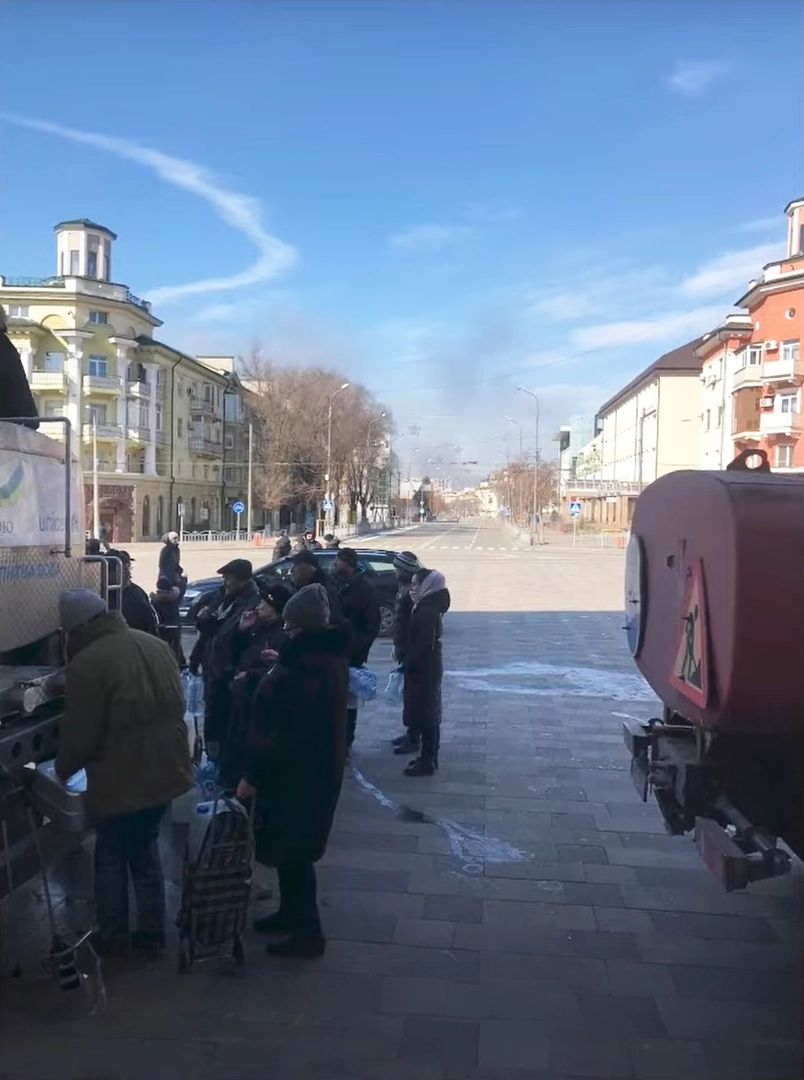 Черга за водою біля входу в театр. Фрагмент фото, наданого антонімною свідк_инею. ©Центр Просторових Технологій