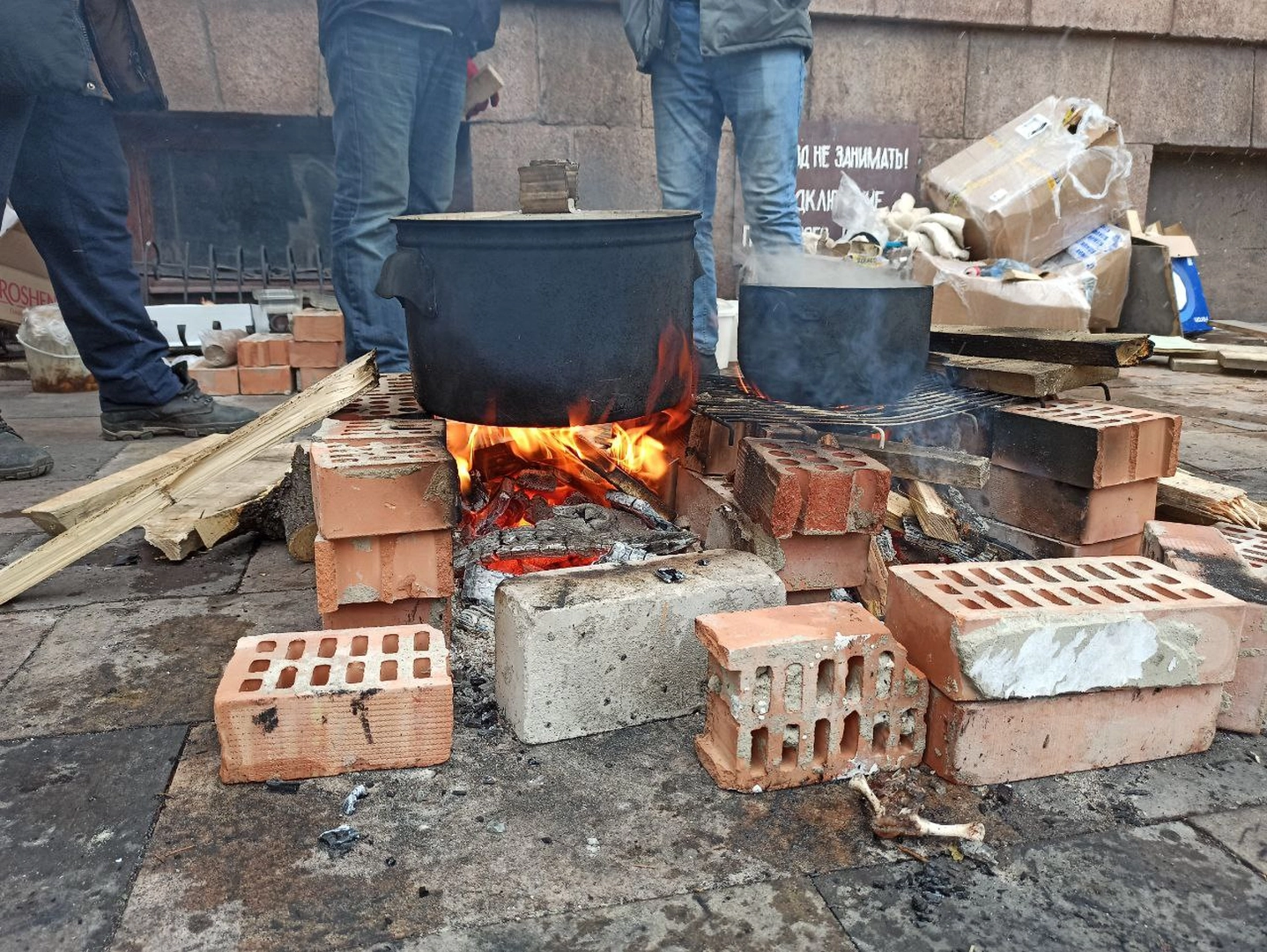 Приготування їжі волонтерами театру на обладнаному вогнищі. ©Ольга Корнійчук