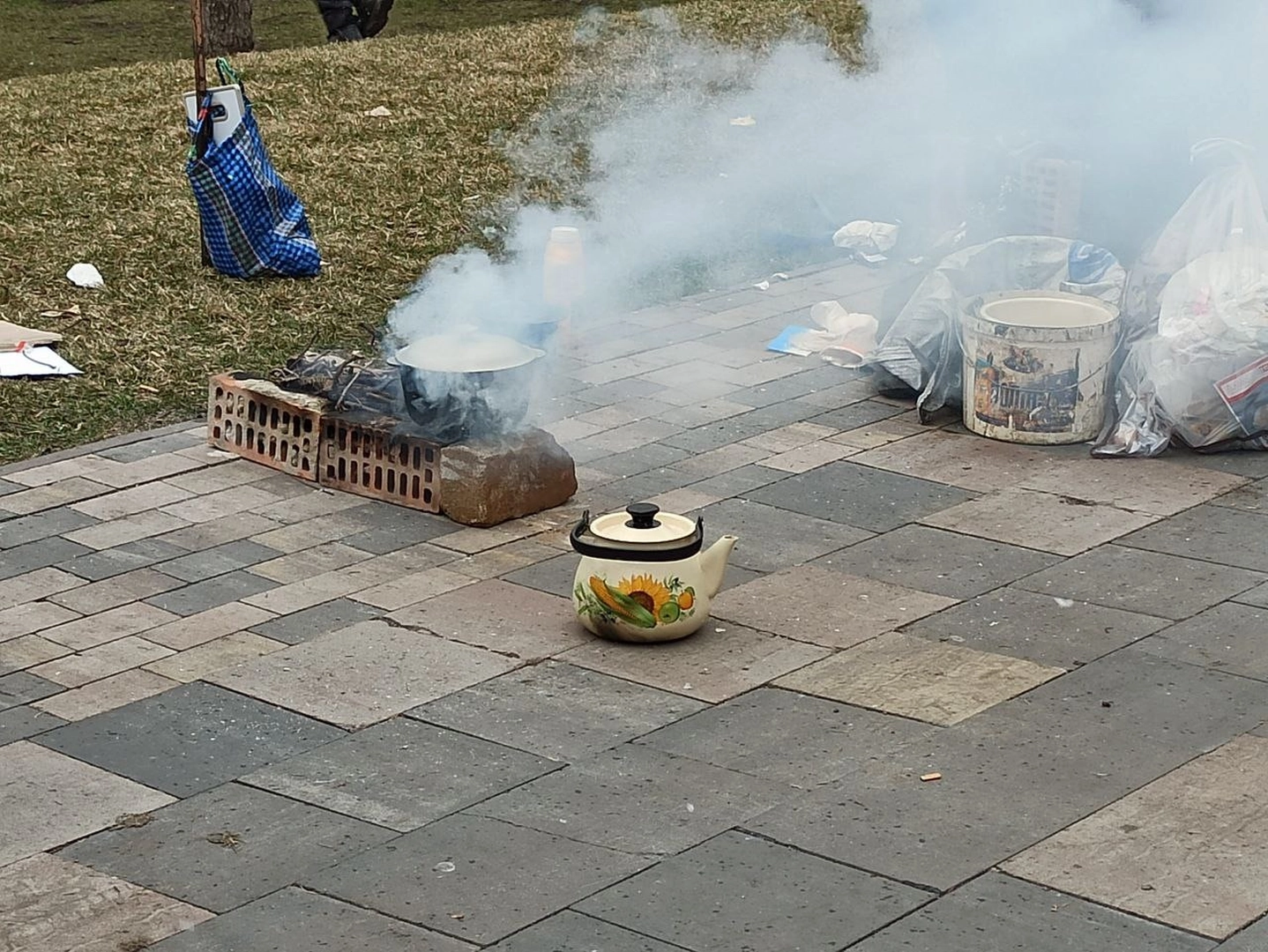 Next to the field kitchen, on the sidewalk, there were additional places for cooking over fires. ©Olha Korniichuk