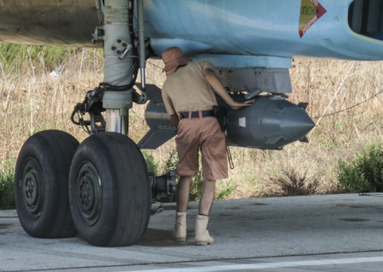 KAB-500S-E being fitted to Su-34 aircraft. Figure 7 from Collett’s report. ©Gareth Collett