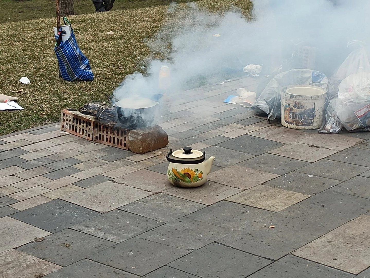 Поруч з польовою кухнею, на тротуарі знаходились додаткові місця для приготування їжі на вогнищах. ©Ольга Корнійчук