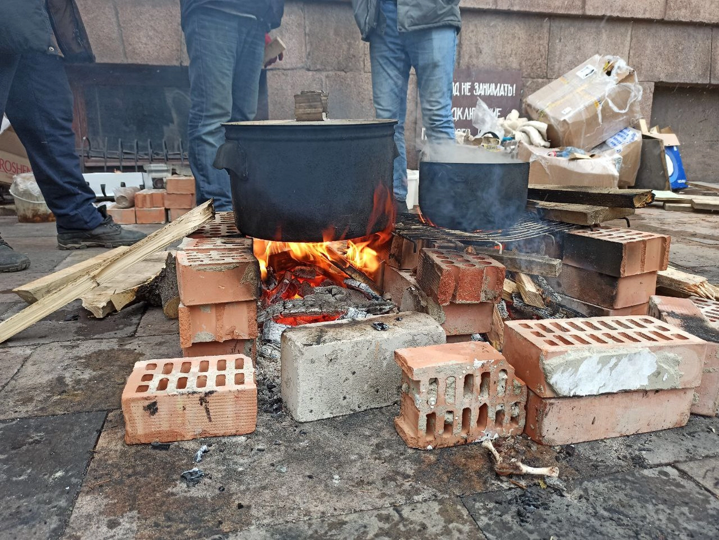 Cooking by theater volunteers on an equipped fire pit. ©Olha Korniichuk