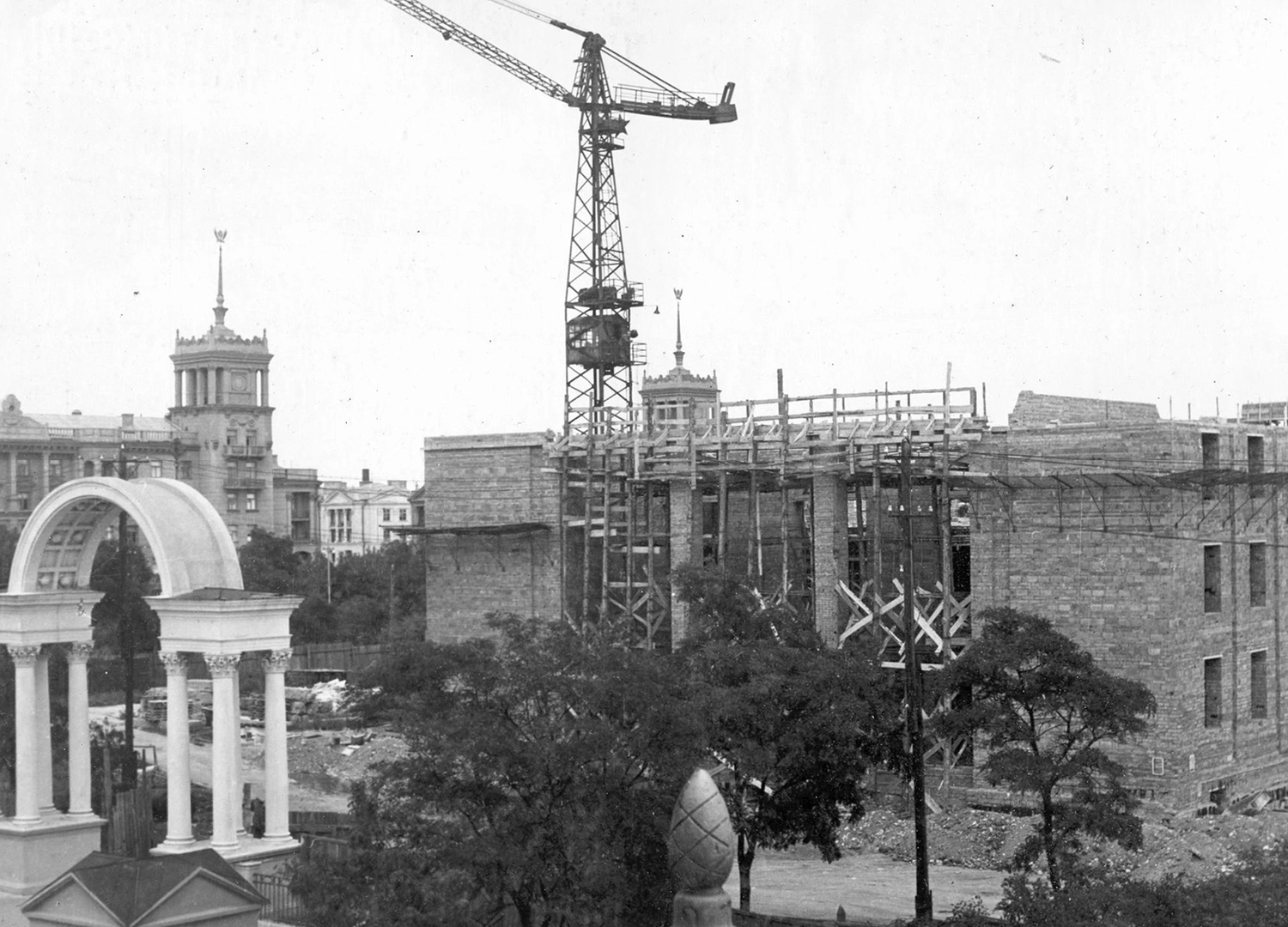 Будівництво Драмтеатру, кінець 1950-их років. ©MRPL.CITY 